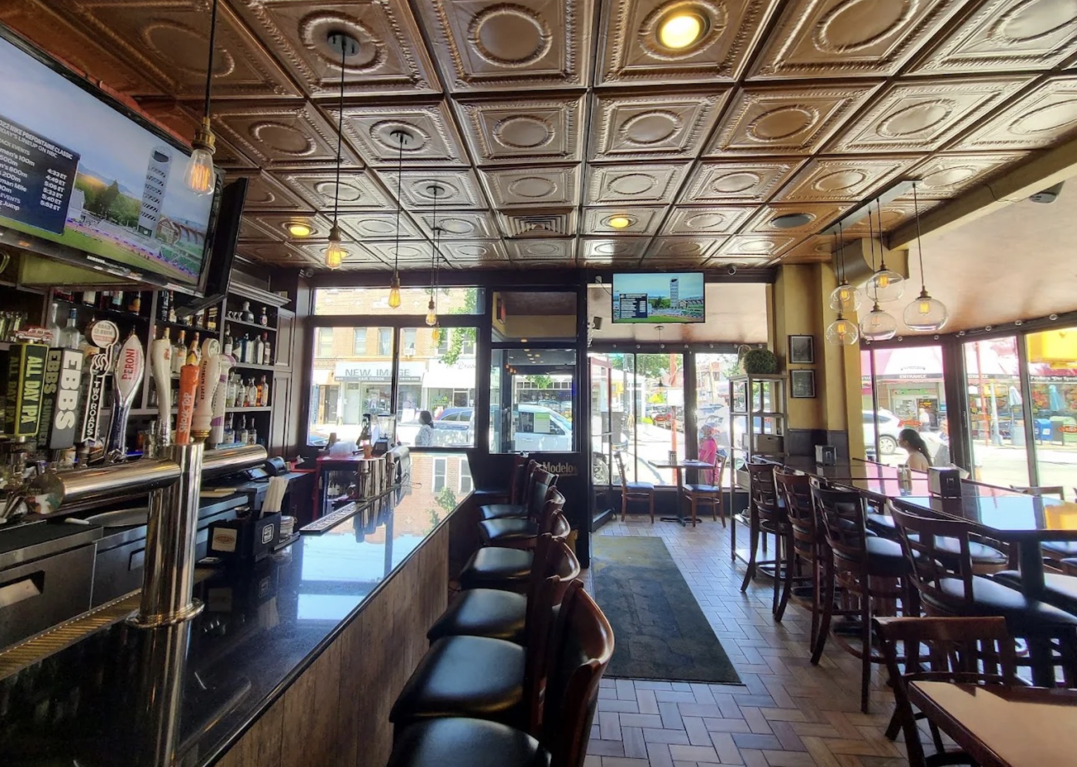 Alba's Pizzeria bar and dining room