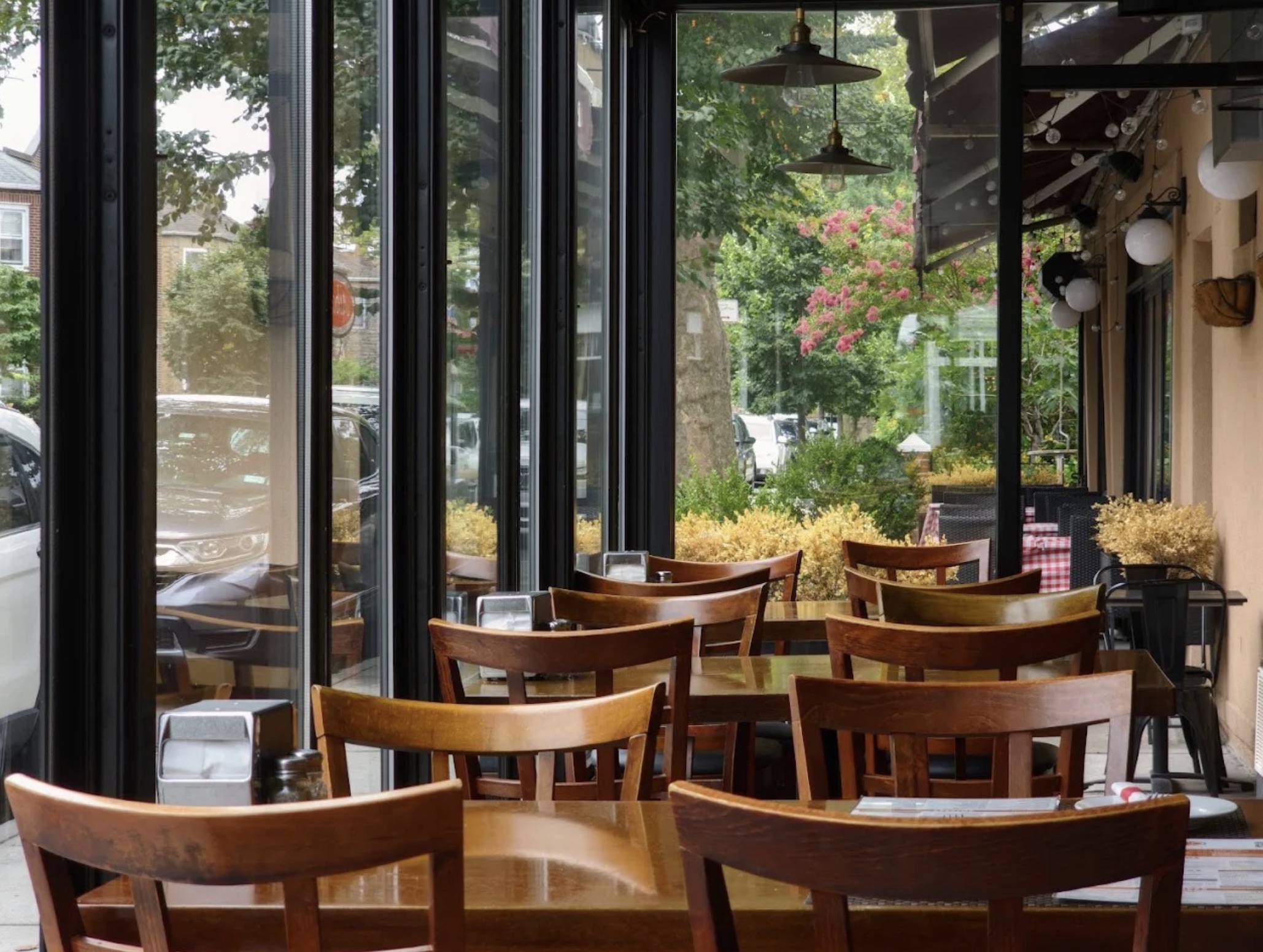 Alba's Pizzeria dining room